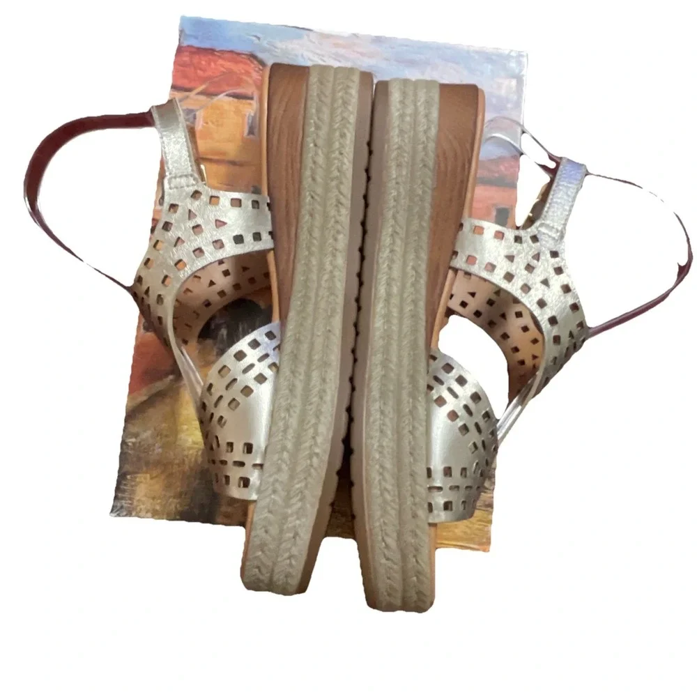 New In Box Bella Vita ANN-ITALY Wedge‎ Sandals  Champagne Women 9.5 N Italy Made